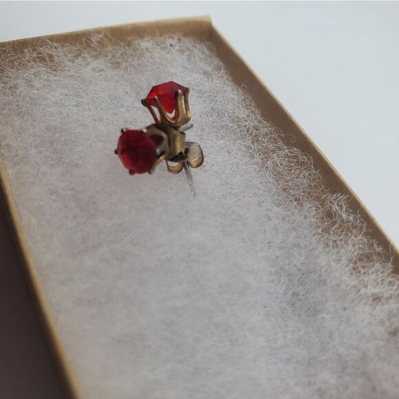 Scarlett red glass estate drop earrings studs - Picture 2 of 3